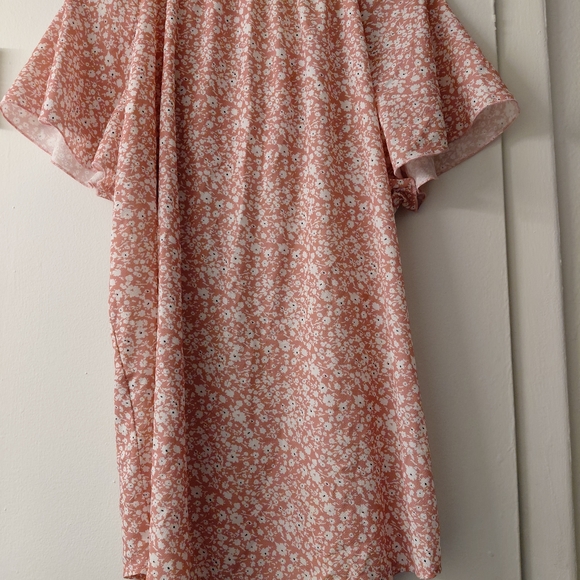 Chic Floral Blouse in Pink - Picture 3 of 3